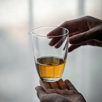 Cupe transparente din sticlă pentru distribuția egală a ceaiului fără mâner pentru ceremonia Kung Fu; sticlă groasă de borosilicat rezistentă la căldură; dispozitiv de separare a ceaiului și tavă de servire