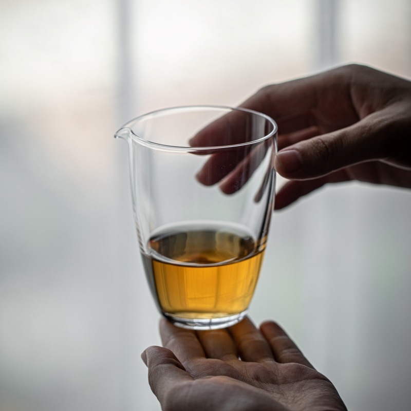 Cupe transparente din sticlă pentru distribuția egală a ceaiului fără mâner pentru ceremonia Kung Fu; sticlă groasă de borosilicat rezistentă la căldură; dispozitiv de separare a ceaiului și tavă de servire