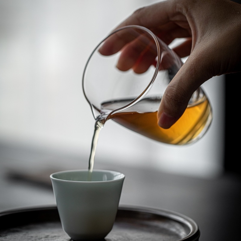 Cupe transparente din sticlă pentru distribuția egală a ceaiului fără mâner pentru ceremonia Kung Fu; sticlă groasă de borosilicat rezistentă la căldură; dispozitiv de separare a ceaiului și tavă de servire