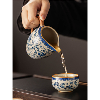 Set Kung Fu Ceai din ceramică bej cu cupa Gongdao albastru‑alb, accesorii ceremonie ceai, mare distribuitor de ceai și tavă de servire pentru uz casnic