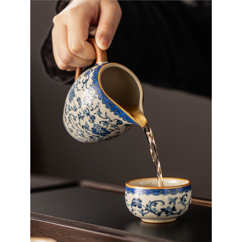 Set Kung Fu Ceai din ceramică bej cu cupa Gongdao albastru‑alb, accesorii ceremonie ceai, mare distribuitor de ceai și tavă de servire pentru uz casnic