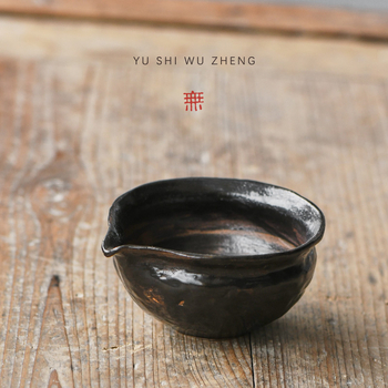 Set de ceai ceramic în stil wabi-sabi, cu o ceașcă din ceramică de lut lucrată manual, instrument Zen pentru distribuția ceaiului și un ceainic comun