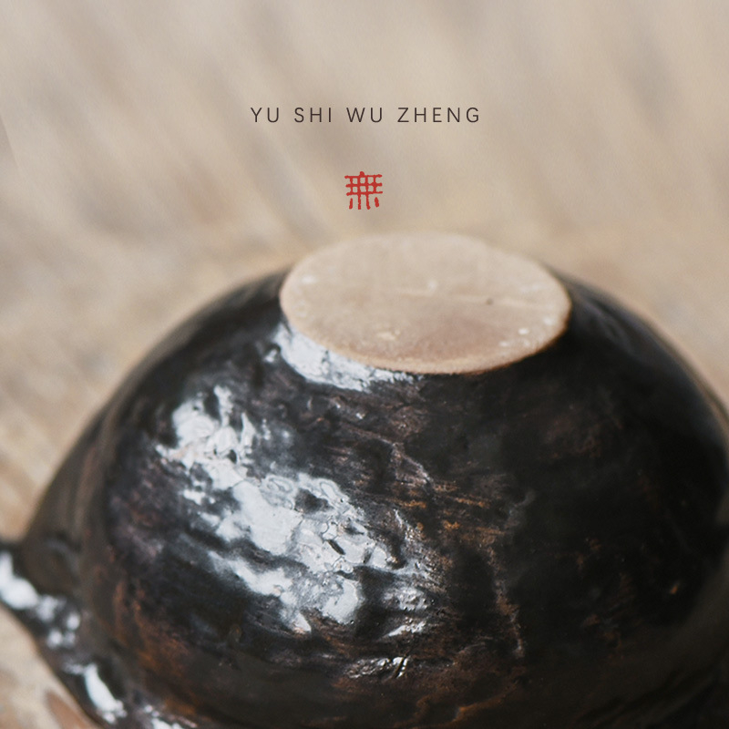 Set de ceai ceramic în stil wabi-sabi, cu o ceașcă din ceramică de lut lucrată manual, instrument Zen pentru distribuția ceaiului și un ceainic comun