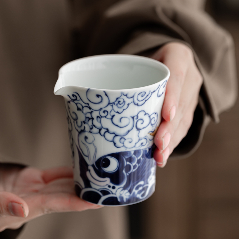 Set Gongfu ceai cu design koi, ceramică glazurată, cupa echității, tavă de ceai și dispenser de ceai