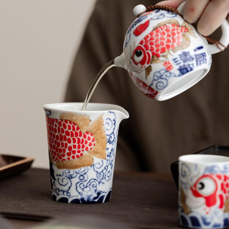 Set Gongfu ceai cu design koi, ceramică glazurată, cupa echității, tavă de ceai și dispenser de ceai