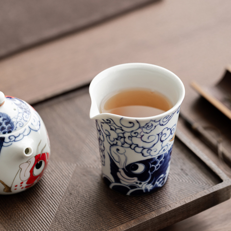 Set Gongfu ceai cu design koi, ceramică glazurată, cupa echității, tavă de ceai și dispenser de ceai