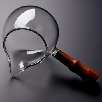 Set din borosilicat transparent, cu mâner lateral din lemn, detașabil, pentru prepararea ceaiului acasă; cană echilibrată pentru servire și dispozitiv pentru separarea ceaiului