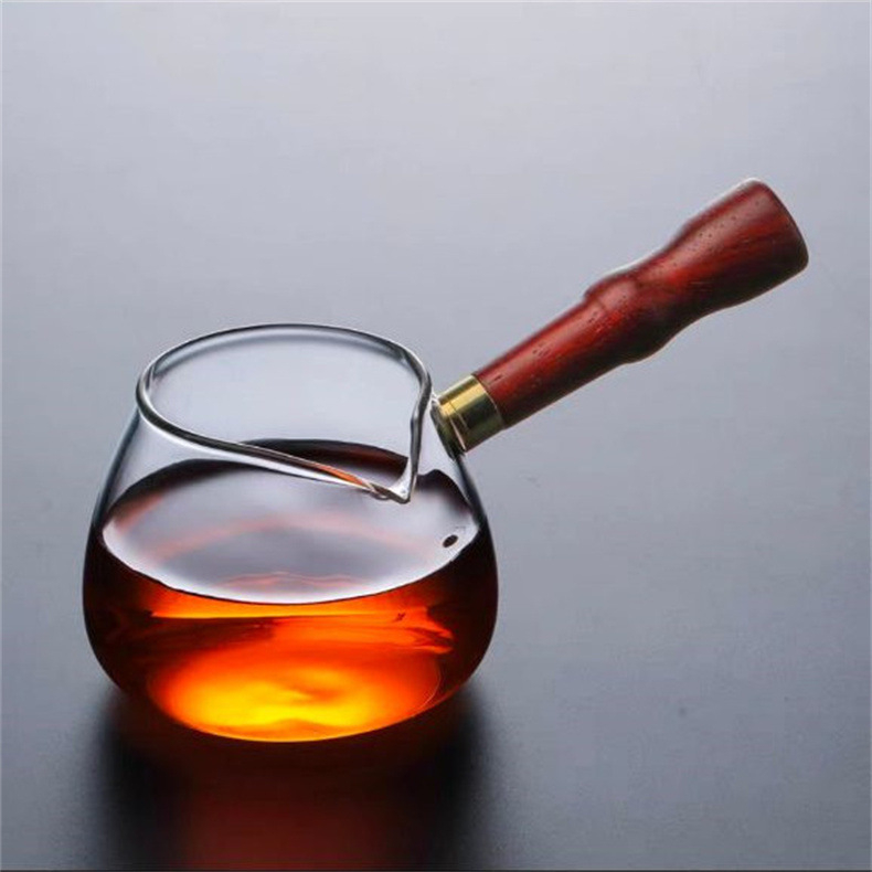 Set din borosilicat transparent, cu mâner lateral din lemn, detașabil, pentru prepararea ceaiului acasă; cană echilibrată pentru servire și dispozitiv pentru separarea ceaiului