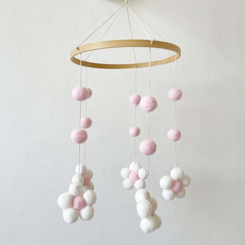 Drveni zvončić na vjetar s cvijetom od pompona, skandinavski stil, za dječju sobu