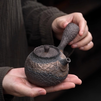 Ceainic ceramic handmade tradițional, cu mâner lateral texturat ca piatră, pentru filtrarea ceaiului, stil vintage pentru uz casnic