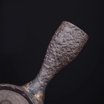 Ceainic ceramic handmade tradițional, cu mâner lateral texturat ca piatră, pentru filtrarea ceaiului, stil vintage pentru uz casnic