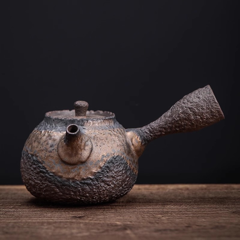 Ceainic ceramic handmade tradițional, cu mâner lateral texturat ca piatră, pentru filtrarea ceaiului, stil vintage pentru uz casnic