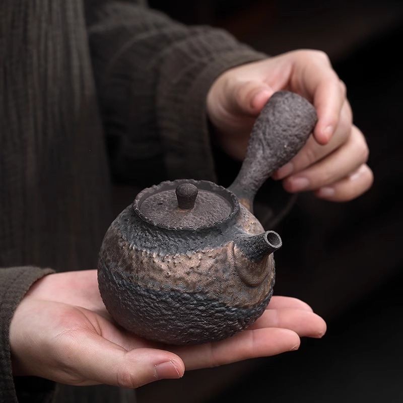Ceainic ceramic handmade tradițional, cu mâner lateral texturat ca piatră, pentru filtrarea ceaiului, stil vintage pentru uz casnic