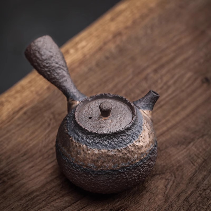 Ceainic ceramic handmade tradițional, cu mâner lateral texturat ca piatră, pentru filtrarea ceaiului, stil vintage pentru uz casnic