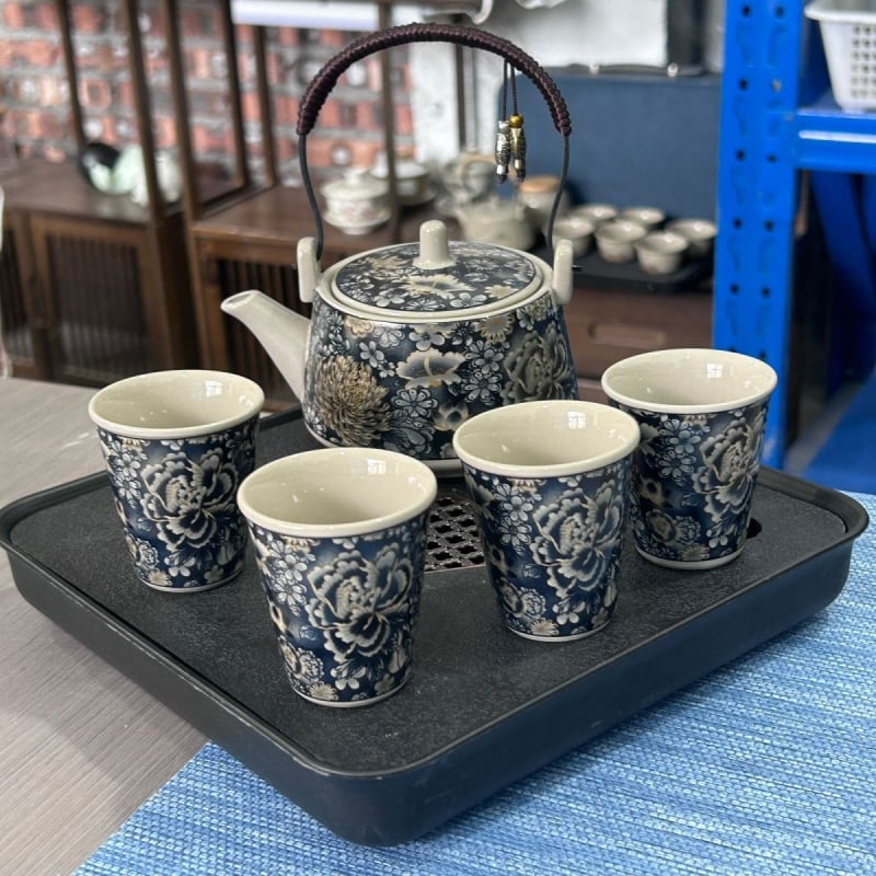 Set Gongfu de ceai din porțelan albastru-alb, mâner filigran cu bujor, 1 ceainic și 4 cești cu tavă pentru ceai