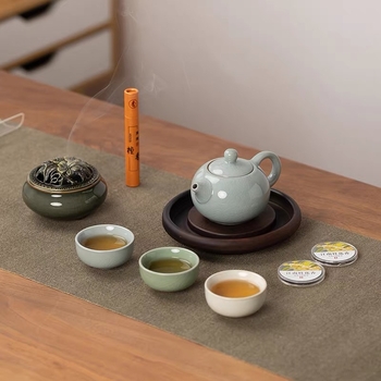 Set ceramic de ceai într-o cutie cadou, în stil național inspirat de Palatul Interzis, cu posibilitatea imprimării logo-ului