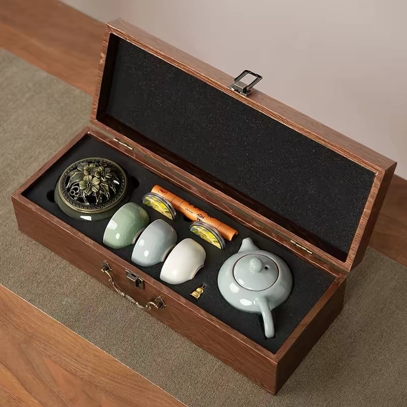 Set ceramic de ceai într-o cutie cadou, în stil național inspirat de Palatul Interzis, cu posibilitatea imprimării logo-ului