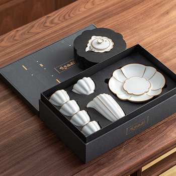 Set de ceai cu modele albe, în cutie cadou, design modern minimalist, potrivit ca dar și pentru recepții de afaceri.