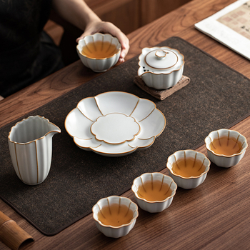 Set de ceai cu modele albe, în cutie cadou, design modern minimalist, potrivit ca dar și pentru recepții de afaceri.