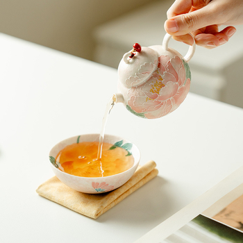 Ceainic ceramic roz pal, cu corp rotund și bujori — set de cinci piese pentru o singură persoană, pentru călătorii