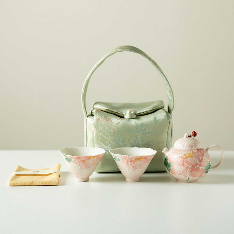 Ceainic ceramic roz pal, cu corp rotund și bujori — set de cinci piese pentru o singură persoană, pentru călătorii