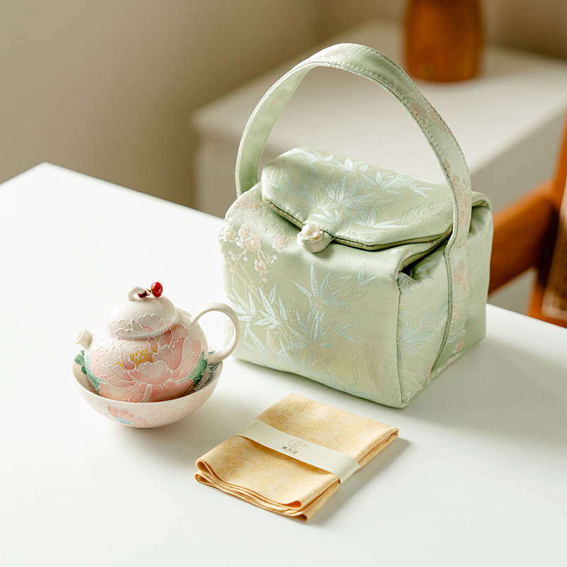Ceainic ceramic roz pal, cu corp rotund și bujori — set de cinci piese pentru o singură persoană, pentru călătorii