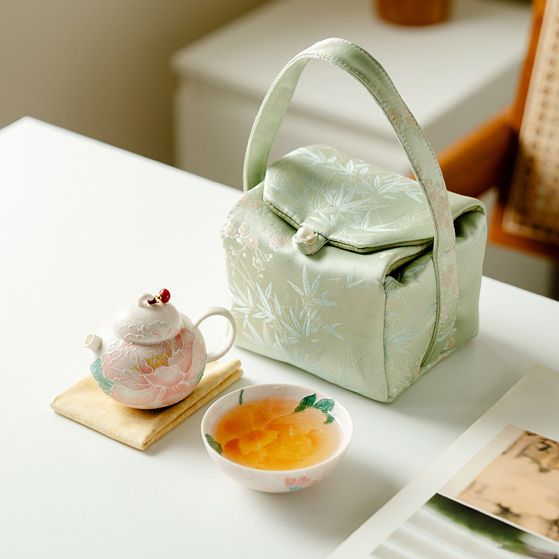 Ceainic ceramic roz pal, cu corp rotund și bujori — set de cinci piese pentru o singură persoană, pentru călătorii