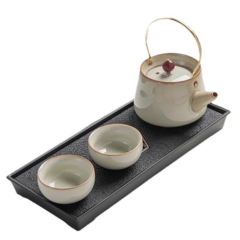 Set Gongfu de ceai bej pentru doi — ceainic din porțelan cu mâner, două cești și tavă de ceai.