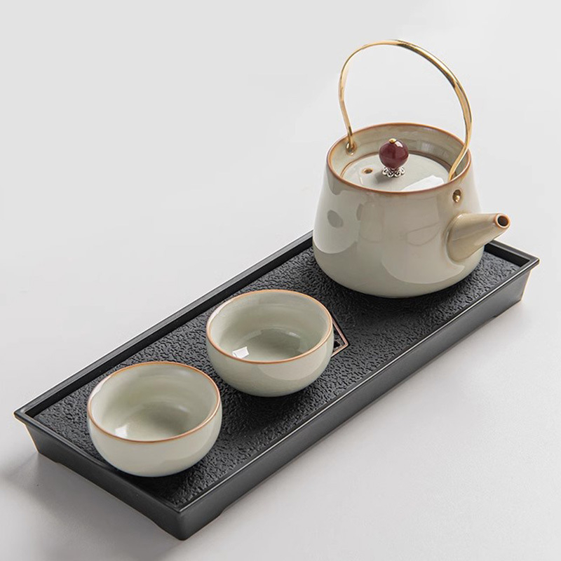 Set Gongfu de ceai bej pentru doi — ceainic din porțelan cu mâner, două cești și tavă de ceai.