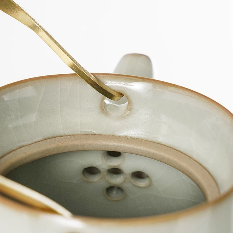 Set Gongfu de ceai bej pentru doi — ceainic din porțelan cu mâner, două cești și tavă de ceai.