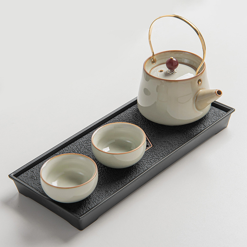 Set Gongfu de ceai bej pentru doi — ceainic din porțelan cu mâner, două cești și tavă de ceai.
