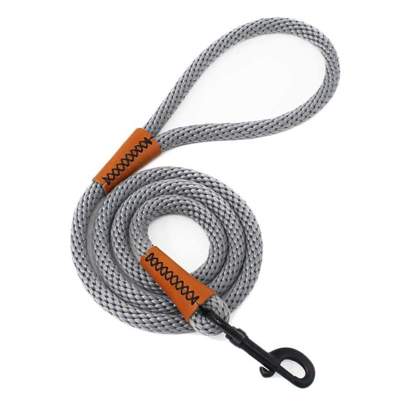 Nylon povodac za pse srednje i velike veličine, čvrst i izdržljiv za vanjske šetnje.