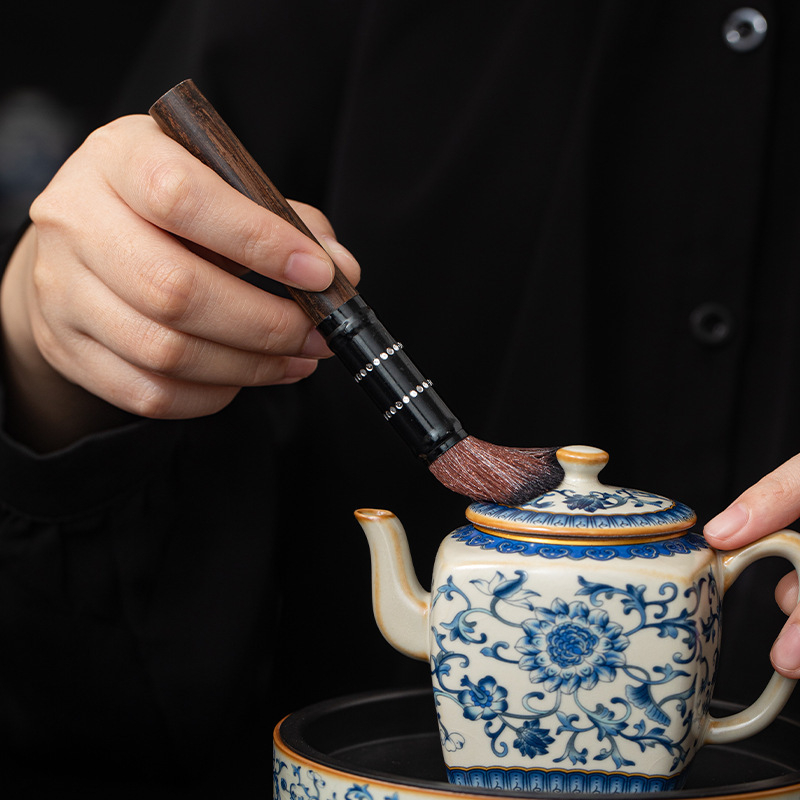 Set Gongfu de ceai cu șase accesorii și un recipient premium, cu motiv de lotus albastru-alb, pentru uz casnic.