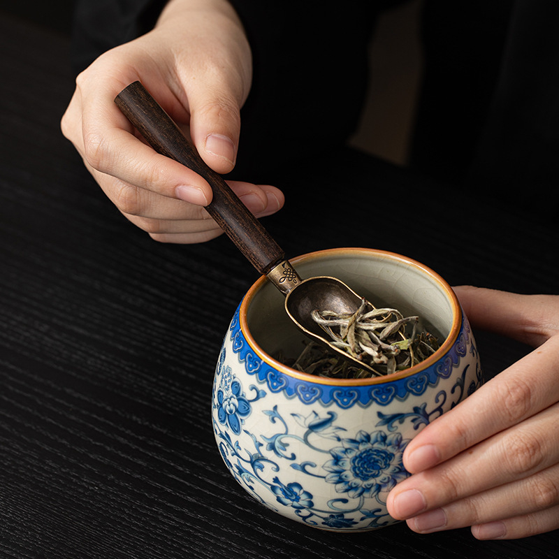 Set Gongfu de ceai cu șase accesorii și un recipient premium, cu motiv de lotus albastru-alb, pentru uz casnic.