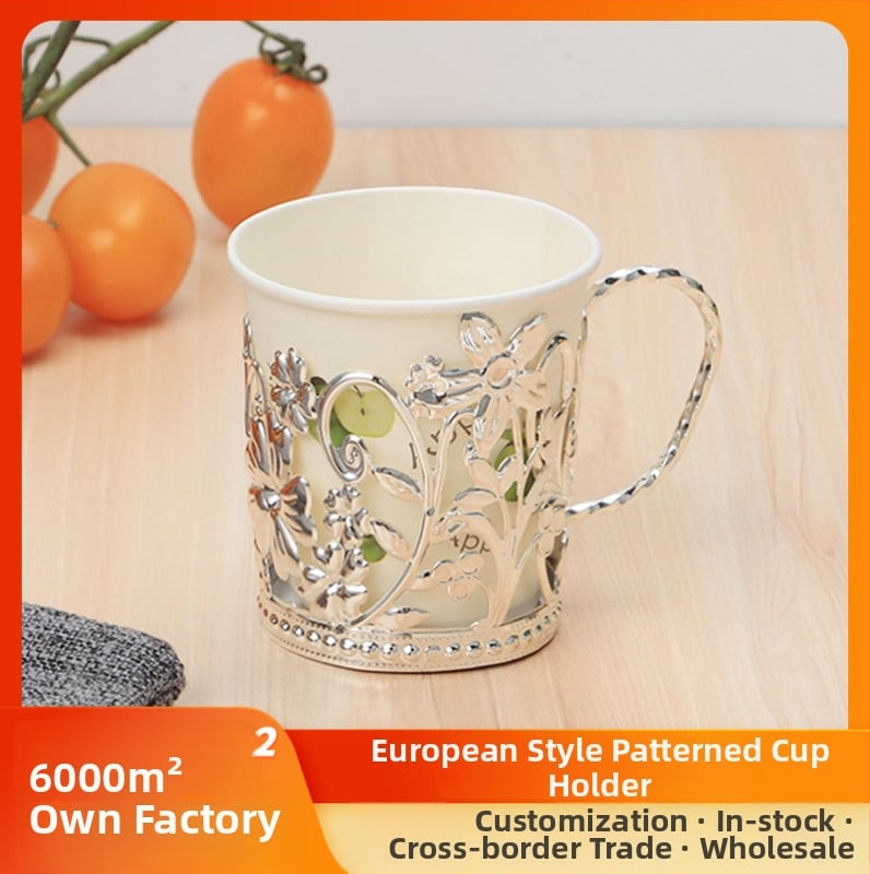 Kovový držiak na papierový pohár a izolovaná podložka pod čaj so striebornou čipkou
