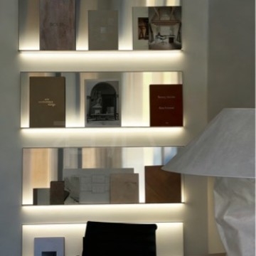 Raft montat pe perete din oțel inoxidabil, etajeră display cu mai multe niveluri pentru reviste și decor, stil industrial