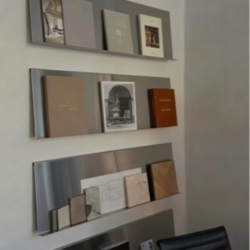Raft montat pe perete din oțel inoxidabil, etajeră display cu mai multe niveluri pentru reviste și decor, stil industrial