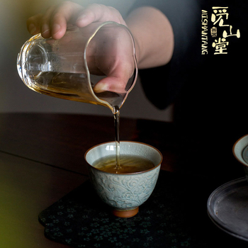Ceasca de ceai celadon cu relief de lotus si fisuri de gheata, ceramică chinezească vintage pentru ceai