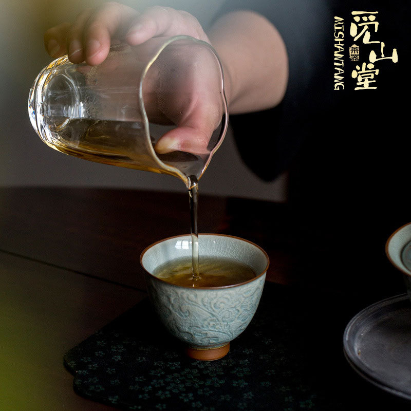 Ceasca de ceai celadon cu relief de lotus si fisuri de gheata, ceramică chinezească vintage pentru ceai