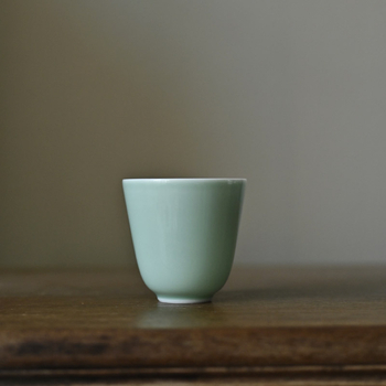 Ceasă de ceai din ceramică cu pereți subțiri, glazură colorată la temperatură înaltă în nuanță verde deschis; formă clopot, Gongfu ceai.