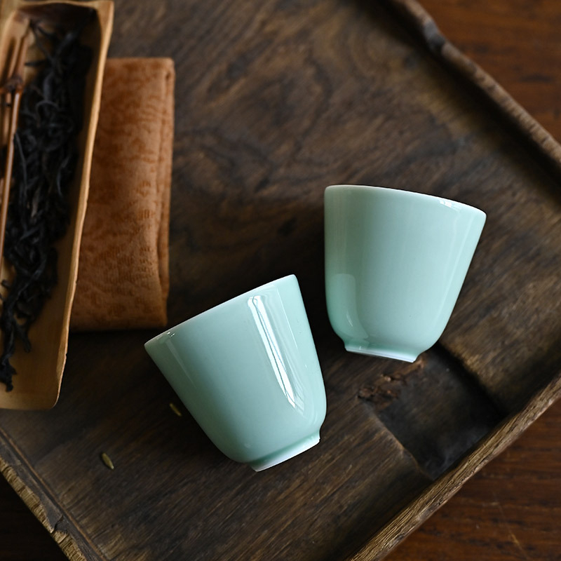 Ceasă de ceai din ceramică cu pereți subțiri, glazură colorată la temperatură înaltă în nuanță verde deschis; formă clopot, Gongfu ceai.
