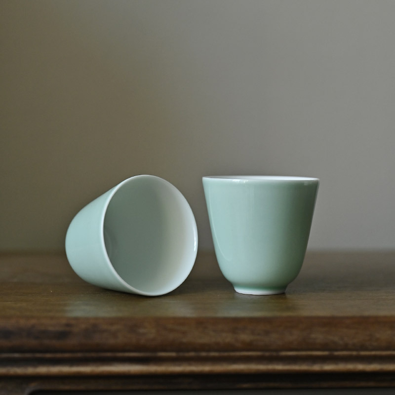 Ceasă de ceai din ceramică cu pereți subțiri, glazură colorată la temperatură înaltă în nuanță verde deschis; formă clopot, Gongfu ceai.
