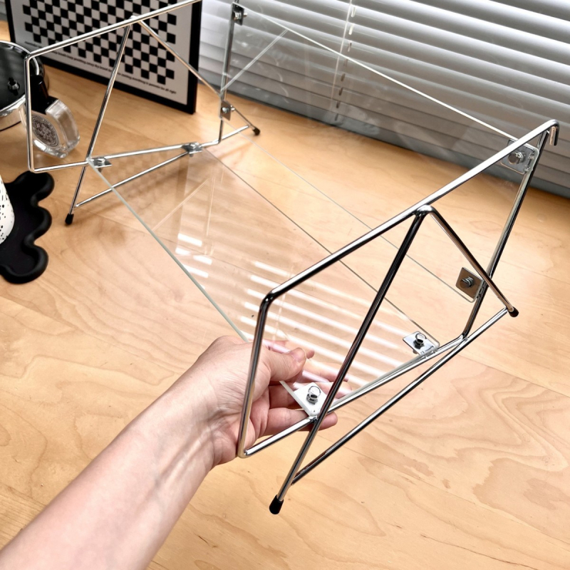 Raft de reviste în stil Bauhaus, din fier, finisaj argintiu, cu plăci din sticlă transparente, pentru expunere la birou