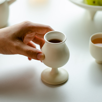 Porcelain Worm Ceai japonez stil crem-galben cu picior înalt, ceașcă de ceai ceramic Gongfu, design simplu, aromat, o singură ceașcă