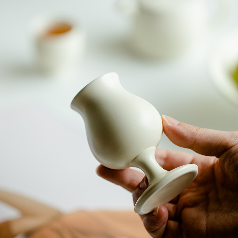 Porcelain Worm Ceai japonez stil crem-galben cu picior înalt, ceașcă de ceai ceramic Gongfu, design simplu, aromat, o singură ceașcă