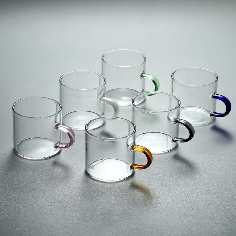 Set de ceai din sticlă borosilicat, căni mici cu fund plat și mânere colorate, pentru uz casnic