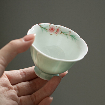 Căniță ceramică pictată manual în nuanțe prune-verde, cu petale de floare de piersic; subglazură, ceașcă elegantă pentru ceai