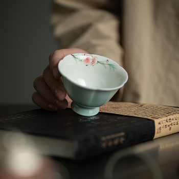 Căniță ceramică pictată manual în nuanțe prune-verde, cu petale de floare de piersic; subglazură, ceașcă elegantă pentru ceai