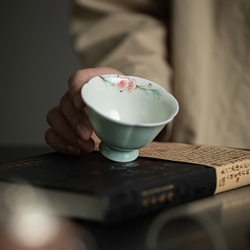 Căniță ceramică pictată manual în nuanțe prune-verde, cu petale de floare de piersic; subglazură, ceașcă elegantă pentru ceai
