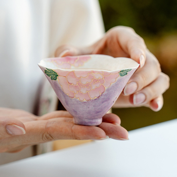 Ceașcă de ceai ceramică, formă conică, design Purple Smoke Peony and Begonia, stil Kung Fu